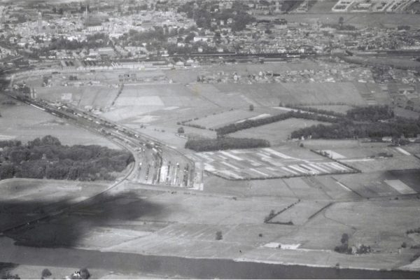 WOII luchtfoto van spoor en station Zwolle. Bron: Dotka beeldbank