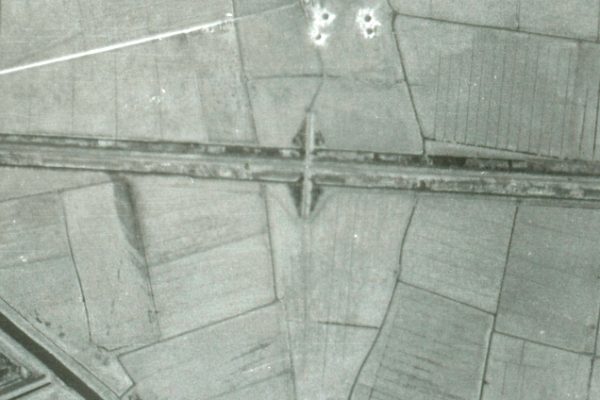 RAF luchtfoto 24-12-1944: Typhoon jachtbommenwerpers vielen regelmatig in formaties het spoor aan en wierpen dan elk twee bommen af. Op de luchtfoto van omgeving Zwolle zijn twee kraterparen zichtbaar tussen de boerderij en het spoor. Hier zijn de bomladingen van twee Typhoons volledig gedetoneerd. De individuele krater ten noorden van de boerderij - te herkennen aan de witte 'spray' van uitgeworpen grond – is geclassificeerd als mogelijke locatie van een blindganger. Bron: Dotka Data / Kadaster.